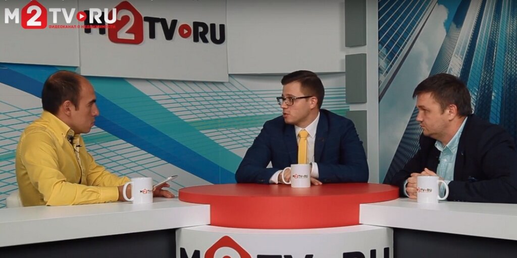 Слева направо: ведущий Борис Малютин, эксперты рынка недвижимости Кирилл Кашин и Сергей Смирнов