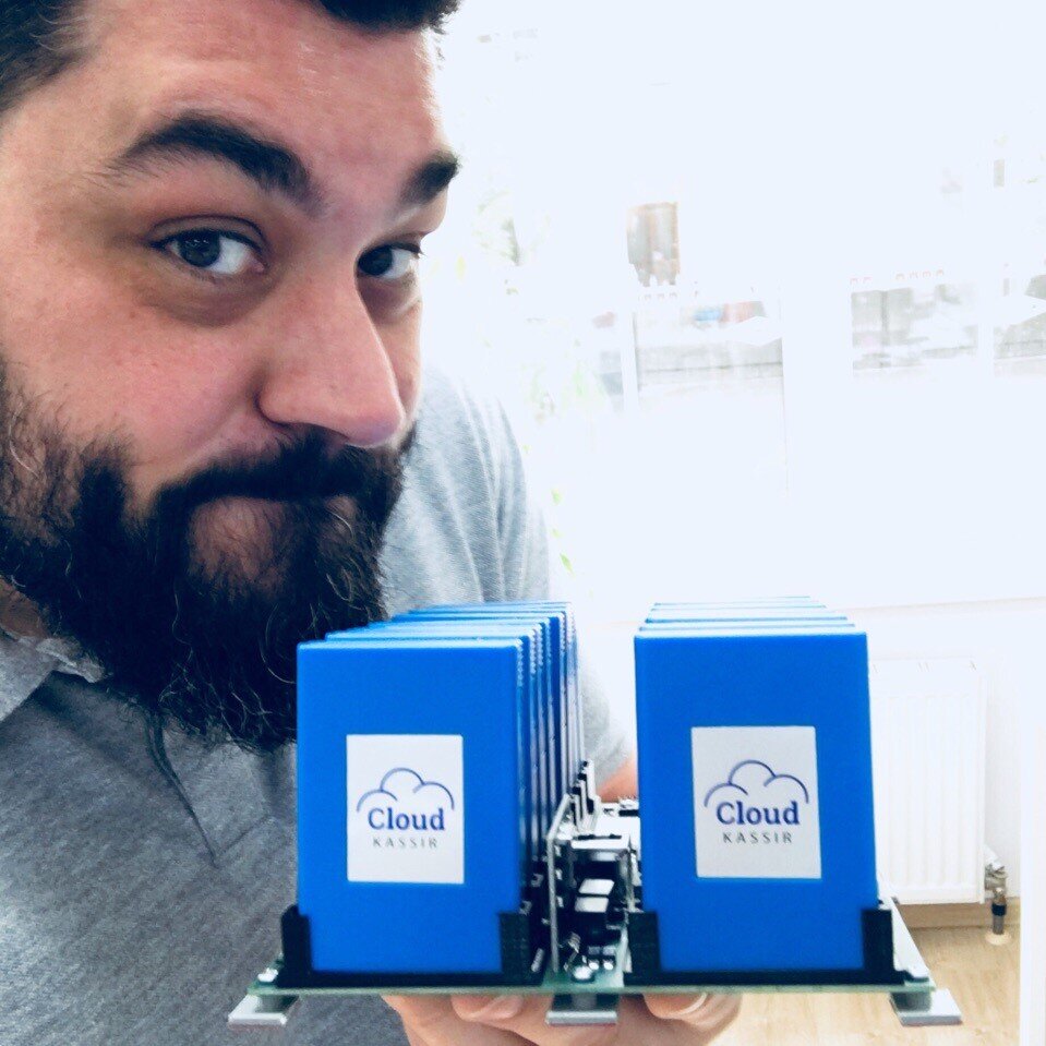  На фото Антон Борода (Антон, привет), коммерческий директор КК, и ферма MicroPay специально для CloudKassir  