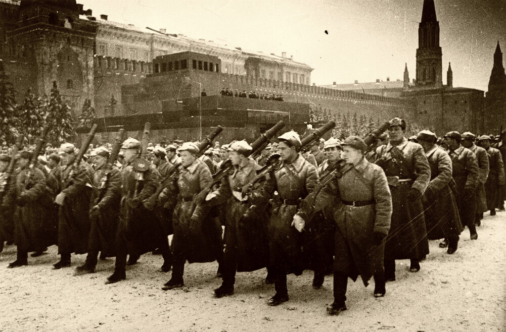 Военный парад на Красной площади. Москва, 7 ноября 1941 года. Фото интересно тем, что военнослужащие РККА одеты в зимние шлемы, отмененные в июле 1940 года, и вооружены старыми английскими пулемётами системы «Льюиса» (Lewis), завезёнными в Россию в 1917 году. 07.11.1941 г.