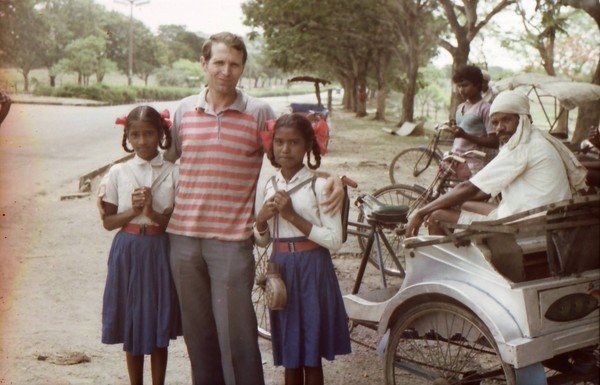 Индийские школьницы. Велорикши на стоянке.