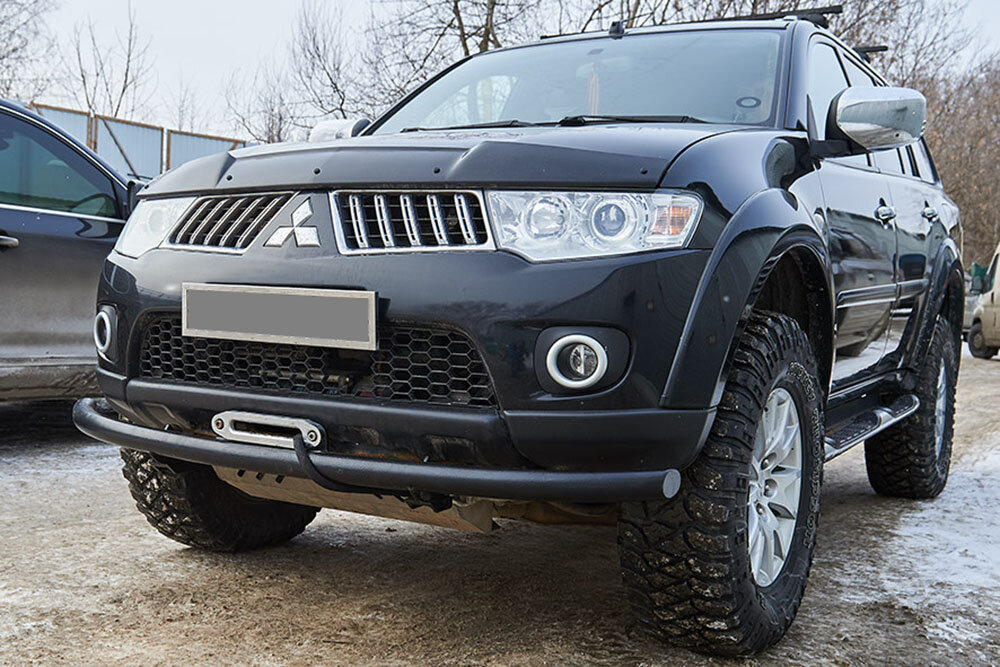 Бампер pajero. Паджеро спорт 2 лебедка. Лебедка Pajero 4. Митсубиси Паджеро спорт 2 с лебедкой. Бампер Паджеро спорт 2.