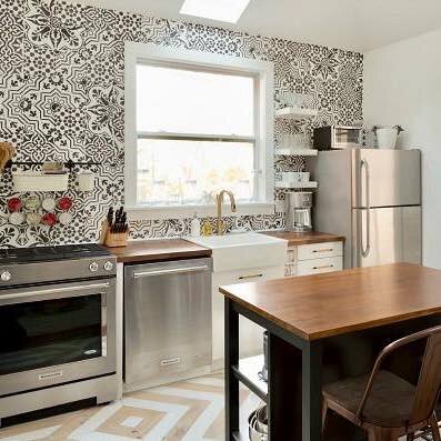 Разве этот потрясающий фартук не выглядит как настоящая черная, цементная плитка? Экономьте деньги и создавайте достойную журнала кухню, используя наши клеевые трафареты creatura hobby