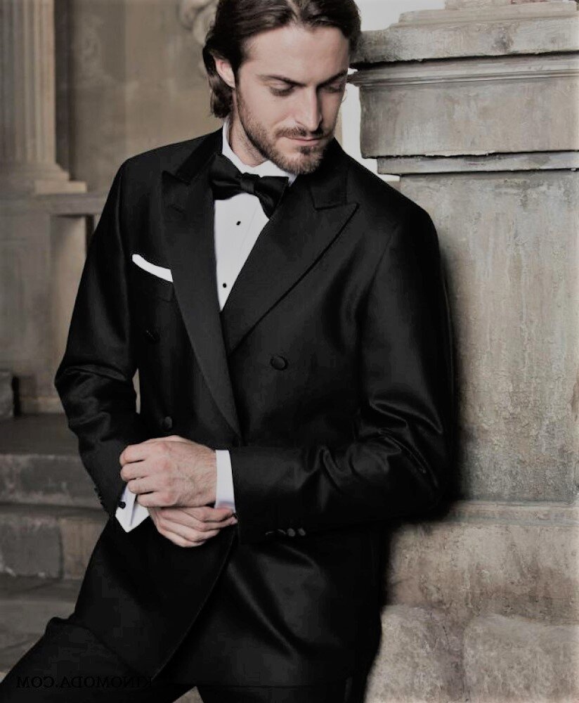 Обязательно должен быть галстук или бабочка - так вы будете выглядеть красивей.