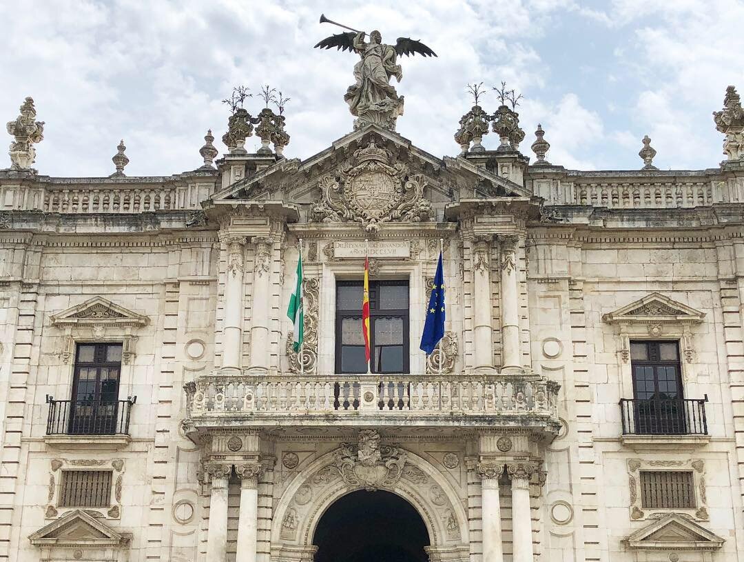 Фасад и главный вход