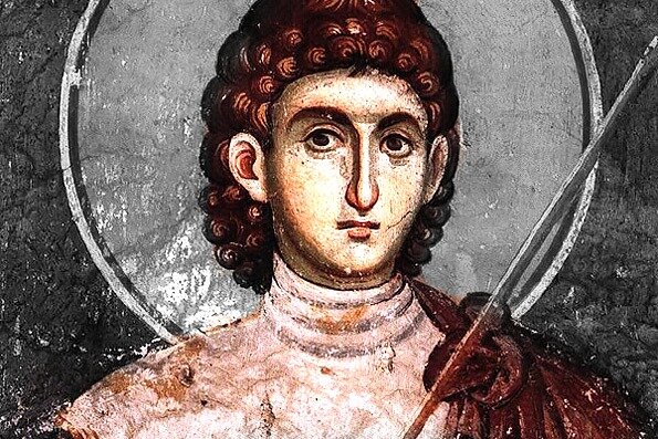 К 476 году нашей эры, Римская империя практически полностью была захвачена Варварами. Из всей империи оставалась только её восточная часть, также называемая "Византийской".   Юстиниан прошёл нелёгкую дорожку от обычного военнослужащего до личного охранника императора. За время своей службы,  Юстиниану удалось добиться хорошего расположения к себе как императора так и обычных жителей.