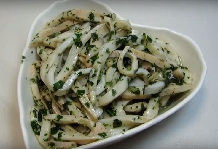 Для всех, кто любит салаты без майонеза, этот вкусный рецепт просто находка! Кальмары в чесночном соусе, очень нежные, ароматные! А если салат-закуска из кальмаров настоится несколько часов – это просто волшебство, никто не останется равнодушным! Готовьте на здоровье!