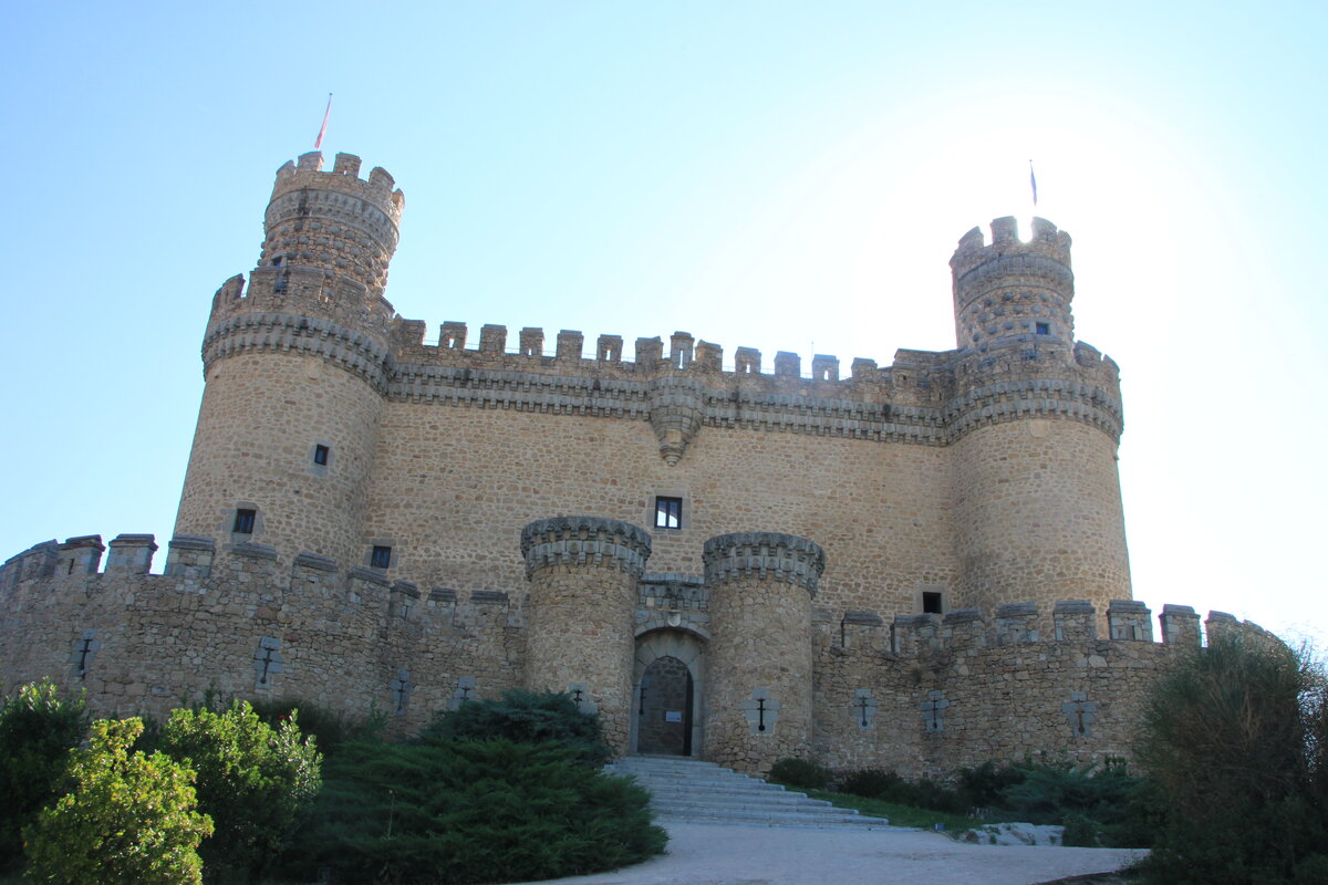 Castle под. Замок-крепость над рекой Мансанарес. Мансанарес Эль реаль внутри. Пригород Мадрида замок. Брутальные замки.