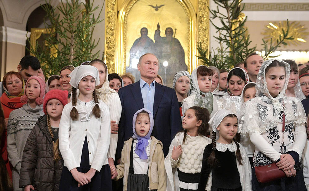  7 января Владимир Путин поздравил россиян с Рождеством. Президент пожелал россиянам в 2019 году здоровья, успехов и благополучия. Владимир Путин встретил Рождество в Спасо-Преображенском соборе г.
