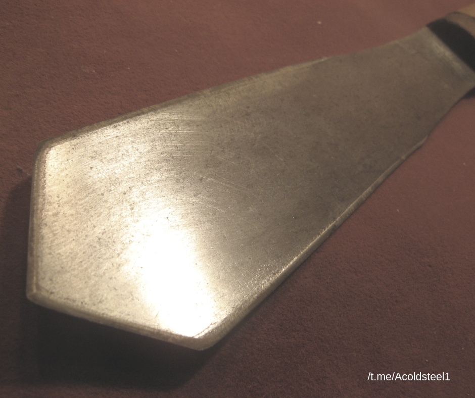 Лезвие изготовлено из стали. Толщина лезвия у основания 2 мм и сводится к острию до 1,5 мм. Все грани клинка заточены. самая широкая часть лезвия 5 см.