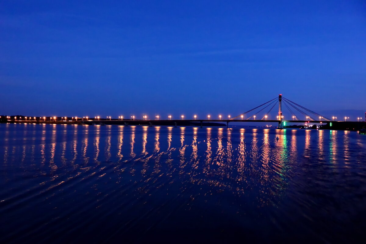 Что такое река и мост над ней, как не перекресток дорог? Сверху – суетной, спешащей и дальше прибавляющей скорость, нервничающей из-за пробок, деловой, а под ней – неторопливой, раздумчивой и философско-созерцательной. Есть что-то особенное в моменте, когда круизный теплоход проходит под мостом. И не только в приметах дело, хотя желание загадывают почти все, если по мосту над нами грохочет поезд (а кто-то при этом еще и денежку всерьез торопится на темечко положить). И не только в том, что, улыбаясь во весь рот,  ты готов махать и махать рукой тем, кто на мосту смотрит тебе вслед, хотя и чувствуешь себя чуть-чуть неловко: тому, кто сверху, так хочется к нам. И не только в эффектности момента, когда поезд гудит, приветствуя «речного коллегу». Да, все это – одна из изюминок речных круизов, но все же, все же… Надо пройти вот так не под одним, чтобы в какой-то момент ощутить – да, перекресток, и я выбрал на нем самый правильный путь. 
Ну, это была лирика, а для тех, кому мосты на фото незнакомы, но кто желает с ними  познакомиться, пожалуйста:
1. Мост через Шексну в Череповце в антураже белой июньской ночи.
2-3. Президентский мост через Волгу в Ульяновске – самый длинный мост в России, 5 825 метров.
4. Мост в Заозерье, Чулковский мост через Москва-реку – часть Новорязанского шоссе, место переправы войска князя Димитрия, будущего Донского, место Тарутинского маневра Кутузова. Загадочный мост, много в его истории нестыковок.
5-7. Мост через Оку в Муроме – самый красивый по итогам народного голосования в 2013 году.
8. Волга, Зеленодольский железнодорожный мост через Волгу.

А сколько их еще! Лифтовых, наплавных понтонных, да просто самых обычных, что видел не раз или единожды, или только еще хочешь увидеть. Пусть сбудутся все речные желания!

