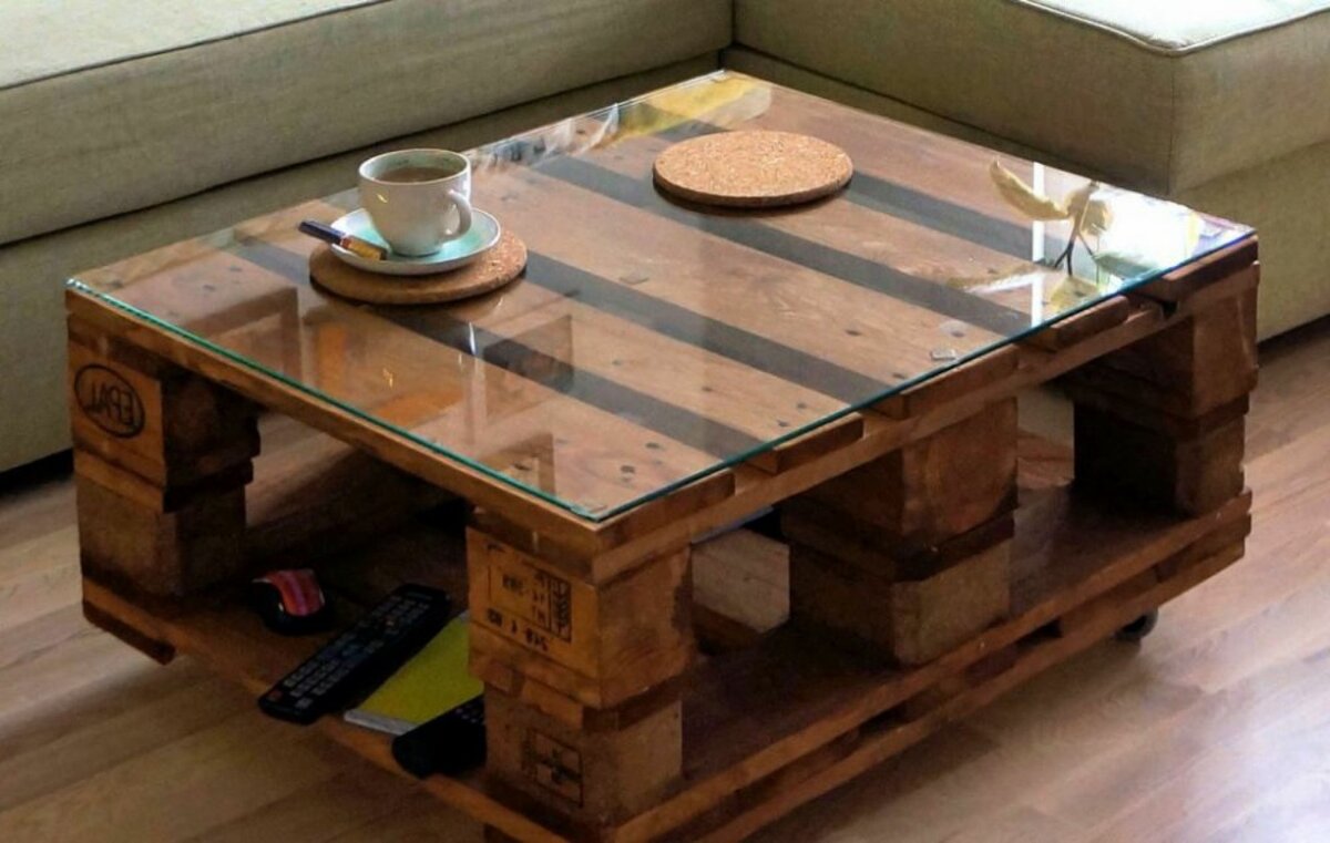 Журнальный столик из поддонов со стеклянной крышкой