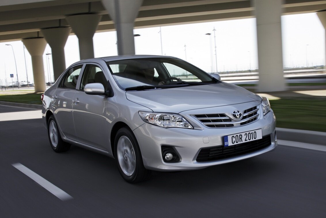 Рестайлинговая Королла 2010 г. Фото: clutchd.com / Более узкие и выпуклые фары, немного измененная решетка радиатора, нижнее окно на бампере не улыбается, а скалится. 