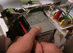 Обратиться в мастерскую?Они теперь работают по новому, они ещё ни чего не сделали, а деньги за диагностику им заплати и не малые.
По объявлению приглашать?Вообще не понятно, кто придет и что он умеет. 
Был у меня такой товарищ, Михалыч."Знаю, не знаю за любую работу берусь."Страшное дело.
Решили, попробуем отремонтировать сами, я же электрик или где?
Неисправность заключалась в том, что при включении подогрева в камере происходило искрение и был слышен характерный треск.
Разобрали, внутри все норм. Никаких признаков короткого замыкания.

Сняли магнетрон, вот там-то и была собака зарыта.
