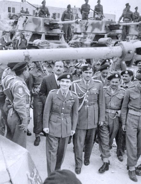 Король Хуссейн — самый симпатичный (во всех смыслах) лидер арабского блока. На фоне бронеавтомобиль Мармон-Херрингтон с шестифунтовой пушкой.