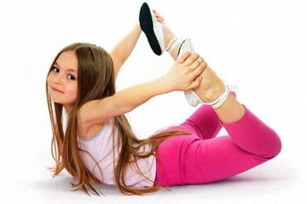 Детям можно качать пресс, начиная с 12 лет, только выполняемые упражнения, должны основываться на подъеме собственного веса, нельзя в таком возрасте работать с отягощением. Да и вообще, качать пресс детям с дополнительным инвентарем не стоит до 16 лет. А после, можно более подробно узнавать, как правильно качать пресс новичкам с отягощением. Лучше начинать с самых простых упражнений, к примеру, на доске для пресса. Мальчикам, можно начать заниматься чуть раньше - в 14-15 лет.