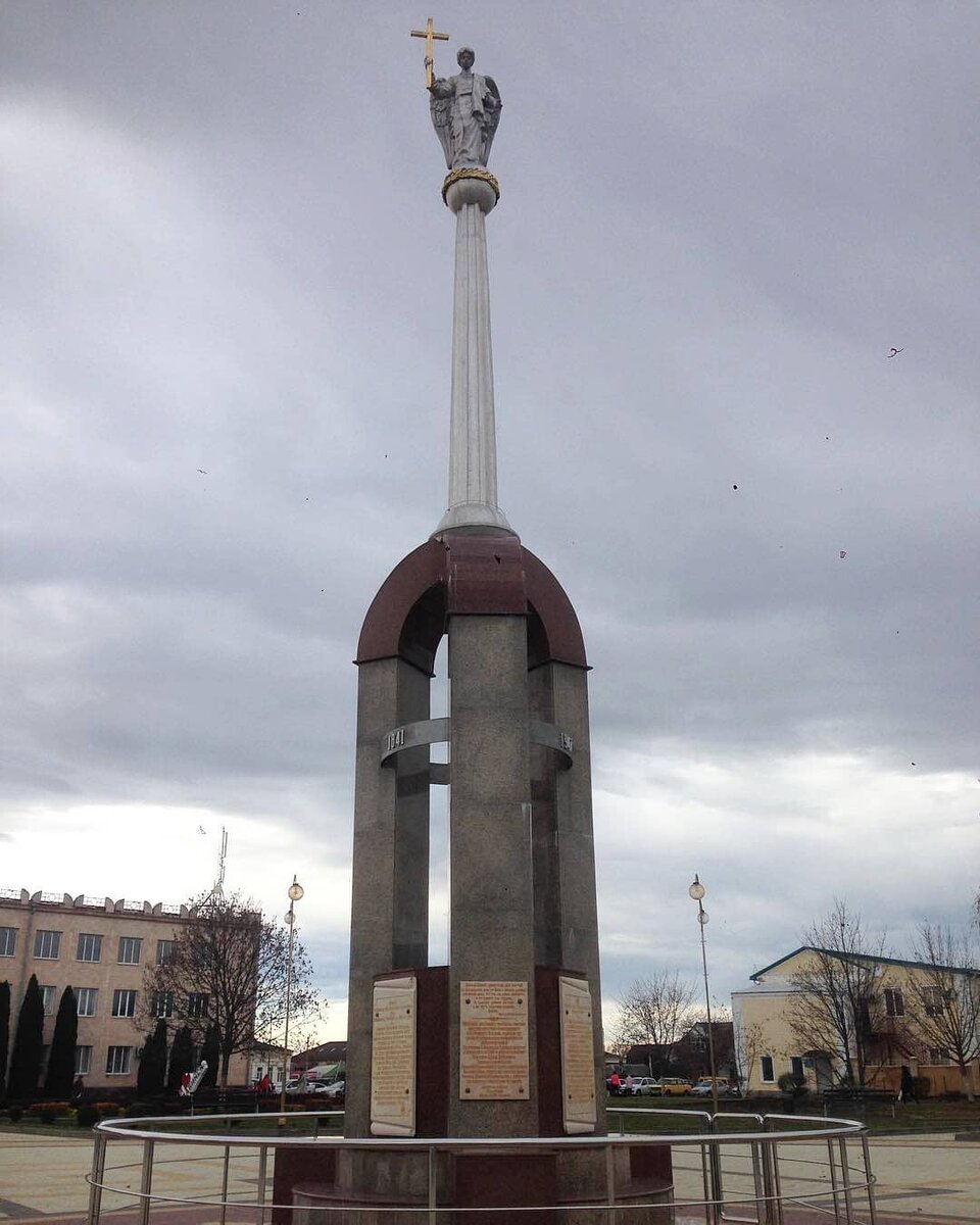 Город лабинск. Лабинск памятник ангел хранитель. Памятник первопоселенцам Лабинск. Памятники в городе Лабинске. Стелла Лабинск.