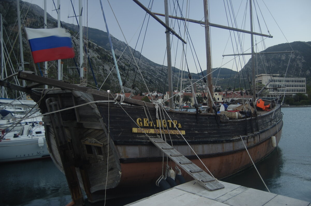 И на корме гордо реет российский флаг