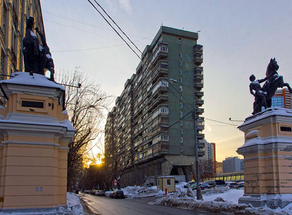 Беговая улица, 34 в Москве. Дом-сороконожка