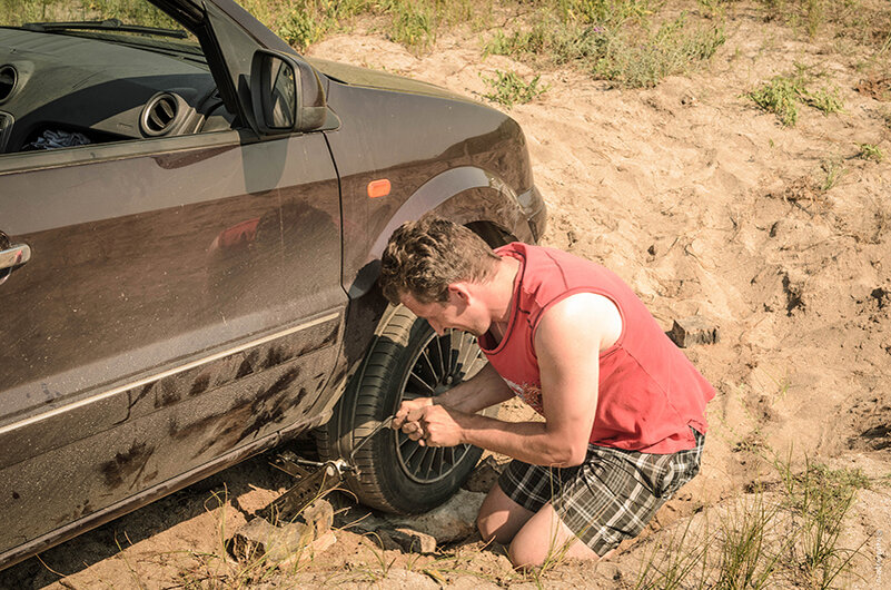 вытащить автомобиль с помощью веревки. как вытащить машину. затонувшие машины с людьми. автомобиль увяз в песке. ваз 21099 со дна волги.