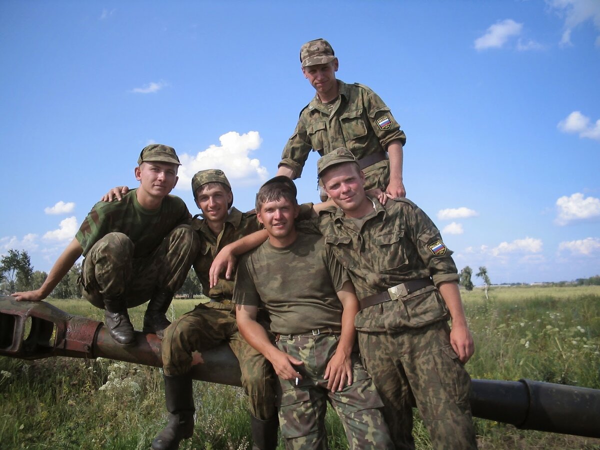 С детства меня учили, что 23 февраля - это праздник всех мужчин, всех защитников. В этот день когда то была организована Красная Армия. Когда то, нам говорили, чтобы стать мужчиной мы должны отслужить в армии и познать мастерство военного дела. Нас обучили работать на самоходной артиллерийской установке 2С1. Мы не видели, что остается от живой силы противника после "работы" осколочными боеприпасами, нас просто научили этому на всякий случай.  Почему, все мужчины так тепло относятся к оружию - откуда, эта склонность к металлу и дереву, все любят ножи, но наверное не желают использовать его в деле. 
Ты должен защитить Родину! Ты гражданин России и военнообязанный. Главный вопросы который не возникает в наших головах - это ПОЧЕМУ и ЗАЧЕМ! 
Почему все это произошло и зачем мне это делать. По прошествию времени по другому смотришь на конфликт в Афганистане и Чечне. Открываются факты, кому все это было нужно и в итоге все сводится финансовой и геополитической составляющей. Все эти защитники, сыгравшие важную роль в конфликте и получившие почести просто пешки на большой шахматной доске. 
Те кто с громкими лозунгами воюет на Донбасе, задавались ли они вопросом ПОЧЕМУ и ЗАЧЕМ, как будто бы всех поделили на людей первого и второго сорта и те кто второй сорт - пушечное мясо и марионетки в руках прагматичных стратегов которые просто делают бизнес. 
Так вот нас лишили варианта с детства права задать этот вопрос - ты просто обязан и даже если не служишь ты будешь стремиться приобщиться к этому, чтобы защитить себя и свою семью от тех у кого не хватит мозгов договариваться. 
Когда замолкают дипломаты, начинают говорить пушки. Давайте растить дипломатов, а не бойцов. 
И в очередной раз когда в руках у меня оказался АК-47 , из которого как считается было убито больше всего людей на планете, изобретенный как совсем недавно я узнал конструкторским бюро Хуго Шмайссера, а не самоучкой Калашниковым, сразу захотелось кого-то защитить - родину, семью, кого угодно, а это значит, что результаты гос пропаганды сидят во мне глубоко.