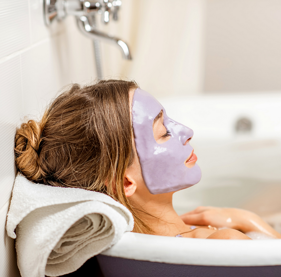 В ванной в маске. Девушка в ванной с маской на лице. Женщина в ванной в маске. Маска для лица в лежа ванной.