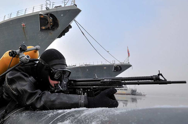 Морской диверсант при выполнении боевого задания.