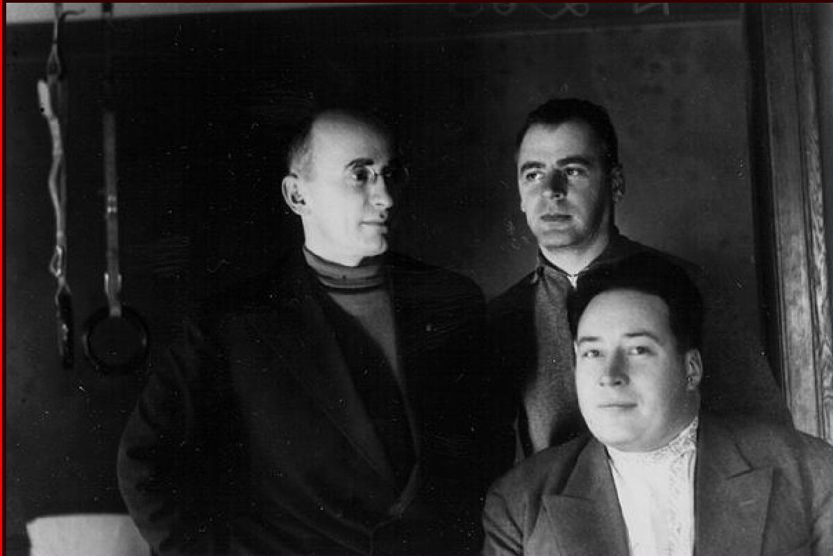 Л. П. Берия в 1934 году (сзади — Меркулов). Автор: Неизвестен - Компьютерный учебник "История России. XX век". Параграф 40, Общественное достояние, https://ru.wikipedia.org/w/index.php?curid=2675480