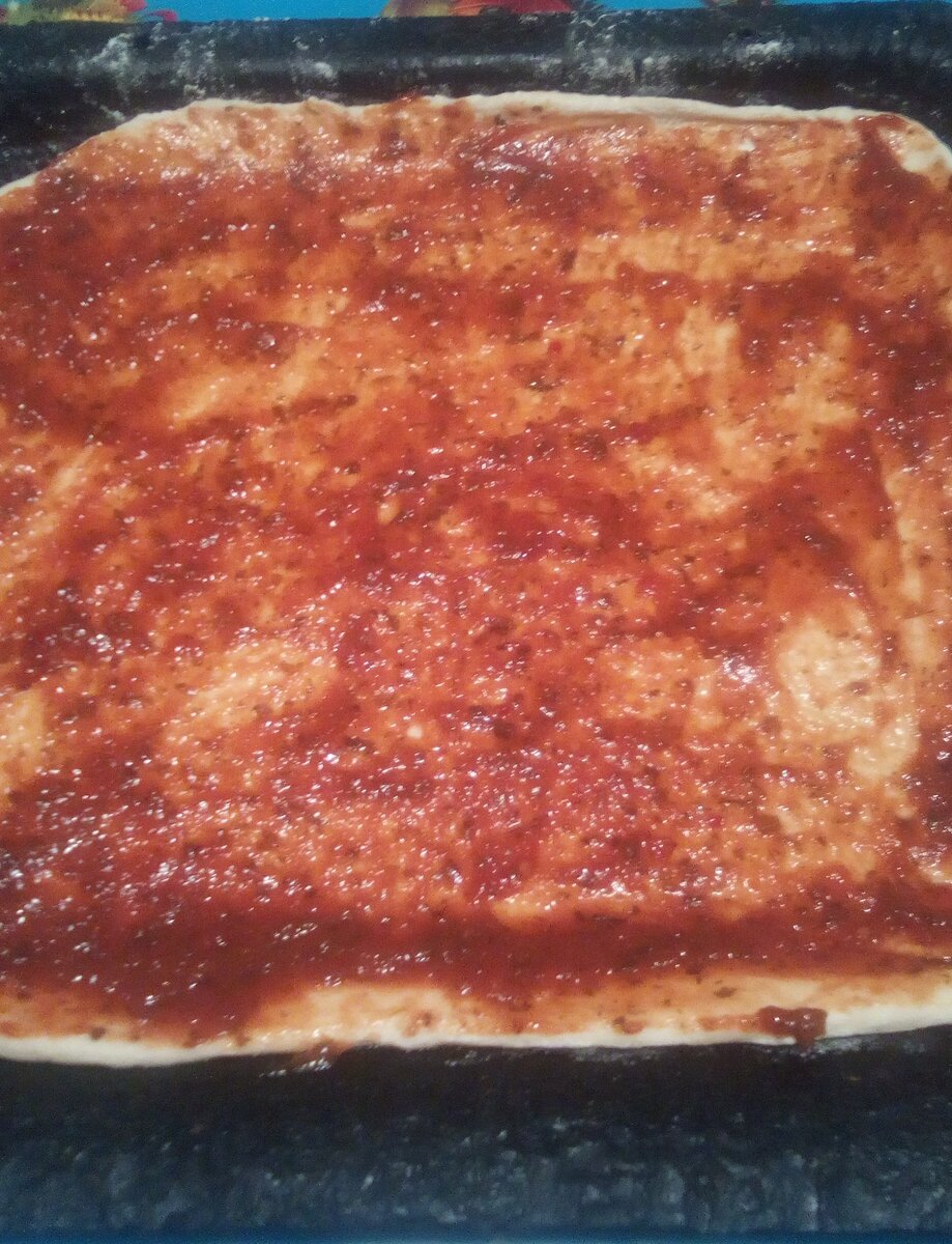 Пицца с солёными огурцами, колбасой и сыром - пошаговый фоторецепт