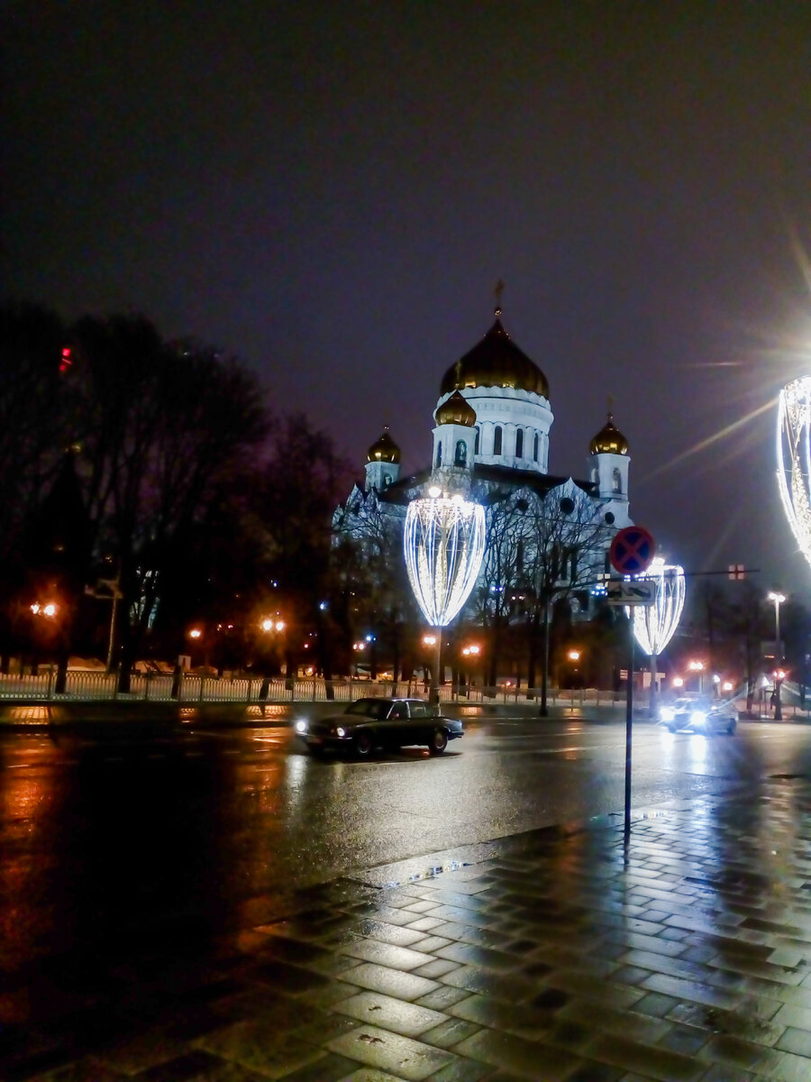 Парк у храма Христа Спасителя Москва