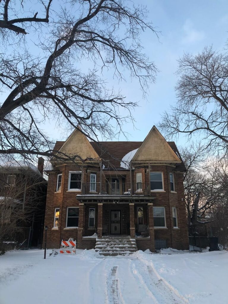 А это вполне обитаемый дом по соседству с брошенными