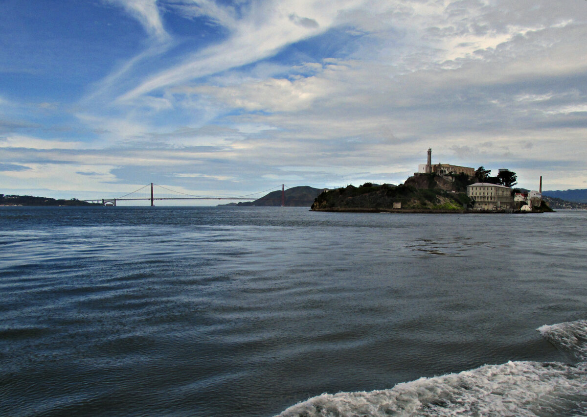    "Золотые ворота" - самый яркий объект в Сан-Франциско и один из самых узнаваемых мостов в мире. Он соединяет город Сан-Франциско  и южную часть округа Марин, рядом с пригородом Саусалито.-2