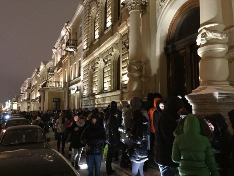 Подать заявление в ЗАГС. Если есть уважительная причина, то дату регистрацию назначат на ближайшее время, а если нет — то предстоит подождать установленный срок. Кстати, сейчас уже не обязательно ночевать под дверями учреждения, чтобы выбрать лучшее время. Заявление можно подать через интернет.