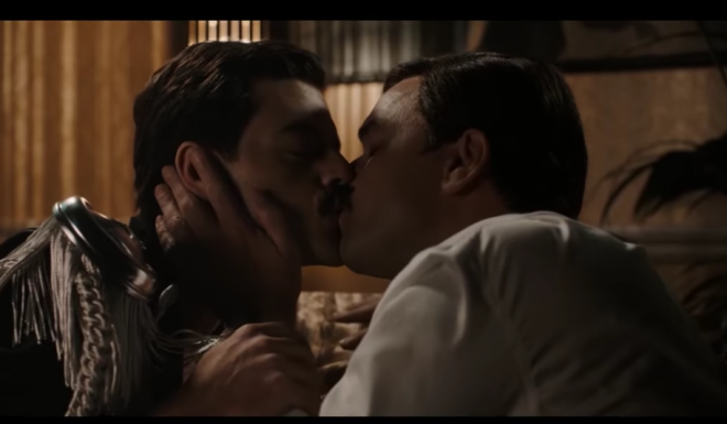 Гей поцелуи были очищены от богемной рапсодии в Китае. Фото: YouTube