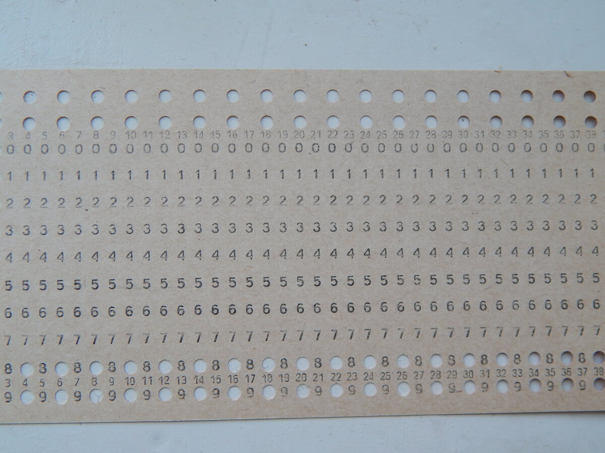 Сейчас перфокарты хорошо использовать для книжных закладок.