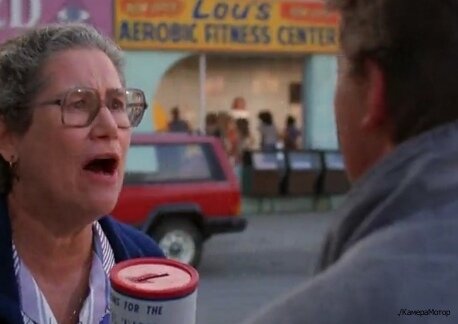 Масонский символ над головой женщины