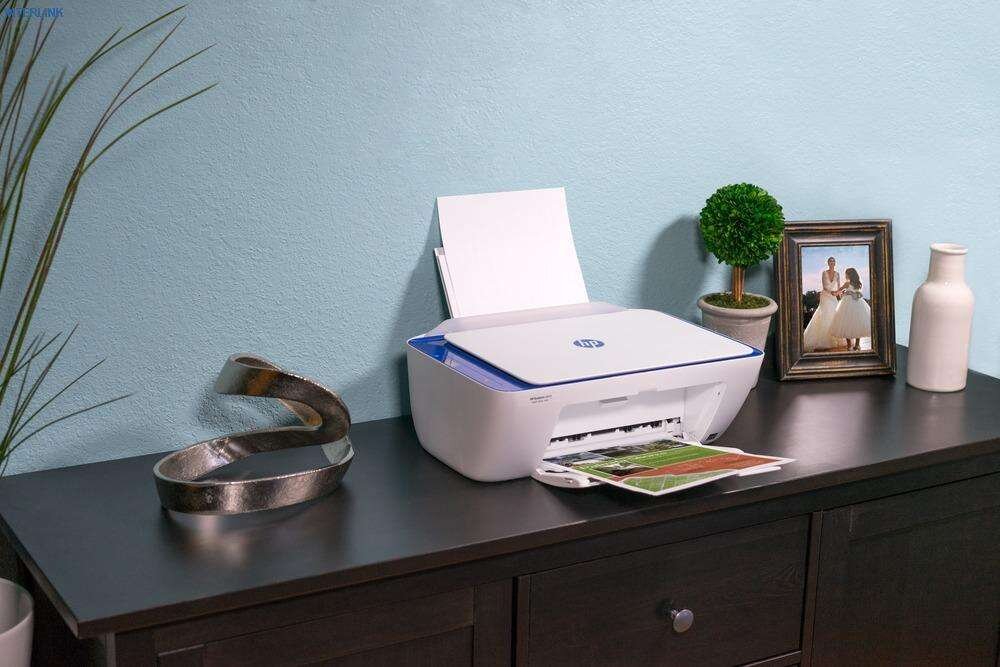 
 Для домашнего режима эксплуатации подходит струйная модель МФУ HP Deskjet 2630. Благодаря небольшим габаритам (55x47x40 см), устройство занимает мало места. Модель в бело-синем исполнении с плавными линиями вписывается в современный интерьер. Отличительные особенности:
• Три функции: принтер, сканер и копировальная машина;• Есть разъем USB;• Можно управлять через Wi-Fi;• Печать на матовой и глянцевой, фотобумаге;• Вместительность отсека для подачи бумаги – 60 листов;• Разрешение черно-белой и цветной печати 1200x1200 dpi и 4800x1200 dpi, соответственно;• Разрешение копирования и сканирования 600x300 dpi, 1200x1200 dpi, соответственно;• В минуту печатает 7,5 страниц формата А4;• Ресурс – 1000 страниц в месяц.
Заправки картриджа с черным тонером хватает на 120 страниц, с цветным – на 100. К минусам устройства можно отнести дороговизну отпечаток и замены картриджа, который необходимо менять через каждые 3 – 5 заправок. Головка требует своевременного добавления чернил, иначе ее ресурс сократится значительно.
