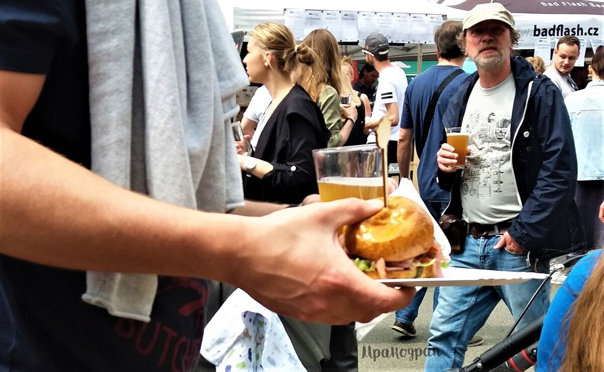 Получив желанный бургер и пиво, гости фестиваля искали место, где разместиться.