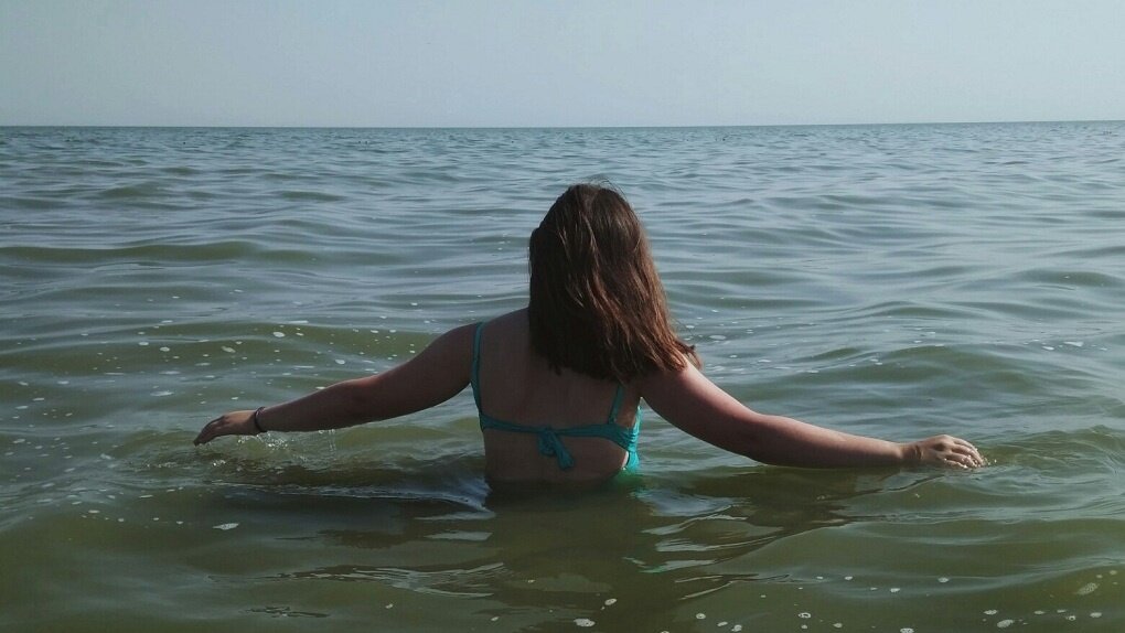 Девушки утонули в купальнике. Утонувшая женщина на пляже. Ж утонуть