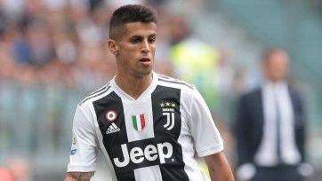 Фото: juventus.comКак утверждает Sky Sports, в этой связи на «Этихаде» сохраняется сильный интерес к португальскому защитнику «Ювентуса» Жоау Канселу. Впрочем, источник заверяет, что одного лишь желания англичан видеть игрока в своих рядах мало. Реально к варианту с приглашением 25-летнего игрока они смогут обратиться лишь после того, как окончательно определятся с будущим клубом 27-летнего Данило.

