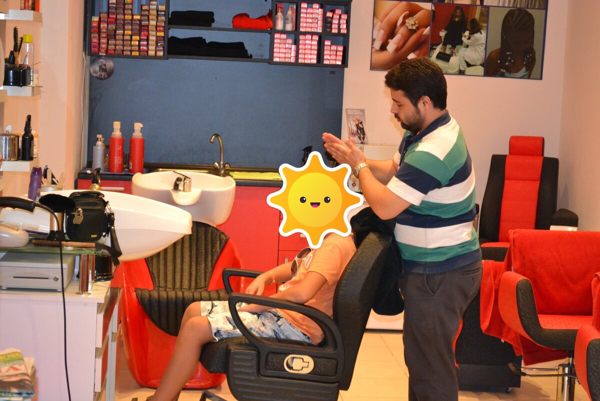 Нашел фото той парикмахерской в интернетах, сами как-то не удосужились запечатлеть.