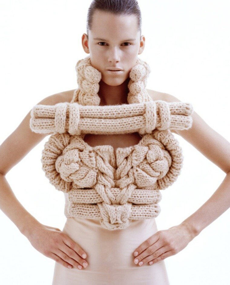 Подушки в виде фруктов. Дизайнерские вязаные вещи. Странную вещь девочки. Шуба из плюшевых мишек. Футболка things are coming женская.