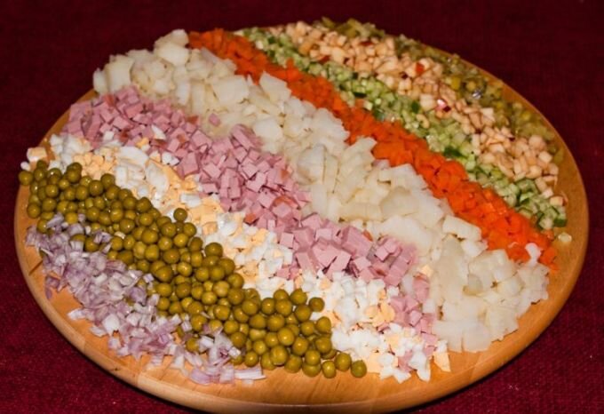 Салат Оливье в современном исполнении.Фото взято из открытого источника Яндекс