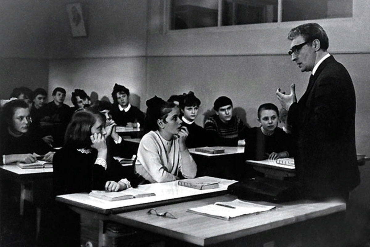 History teacher school. Доживем до понедельника фильм 1968. Школа в фильме Доживем до понедельника. Школа из кинофильма Доживем до понедельника. Учитель из фильма Доживём до понедельника