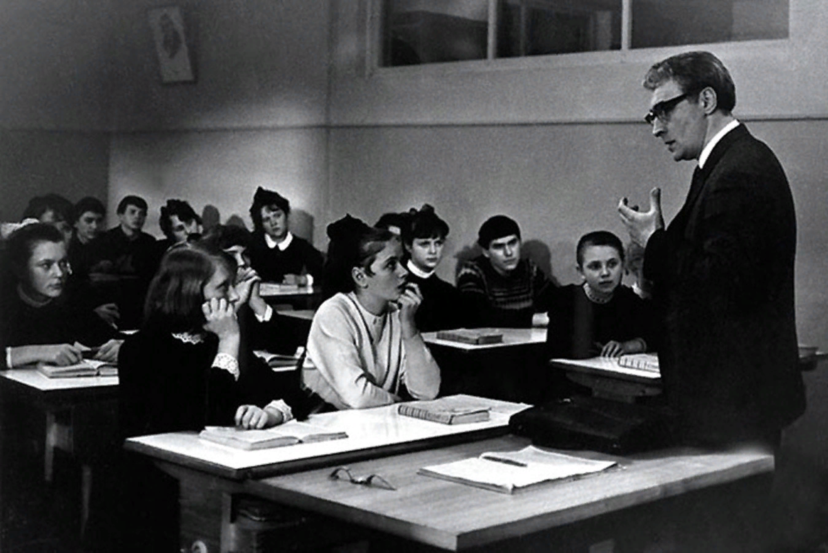 History teacher school. Доживем до понедельника фильм 1968. Школа в фильме Доживем до понедельника. Школа из кинофильма Доживем до понедельника. Учитель из фильма Доживём до понедельника.