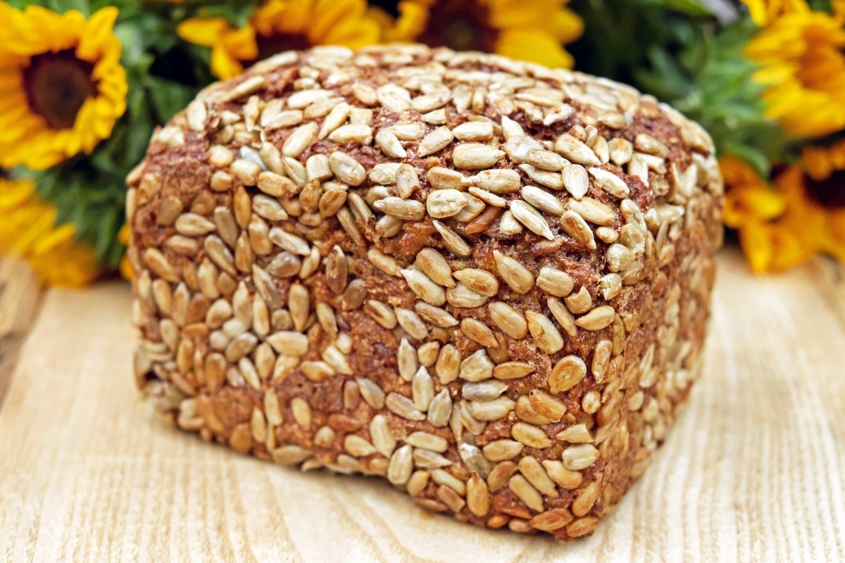 Фото взято: https://get.pxhere.com/photo/wheat-meal-food-produce-breakfast-bread-cereal-vegetarian-food-grains-baked-goods-wooden-board-flowering-plant-whole-wheat-bread-sunflower-seed-grass-family-land-plant-whole-grain-organic-bread-803006.jpg