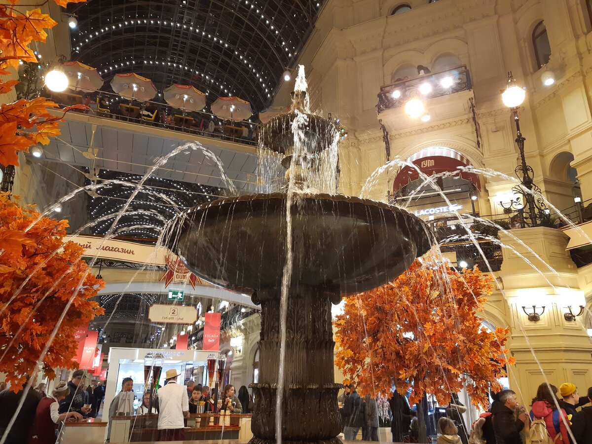 Фонтан в ГУМе, не по теме,но пусть будет