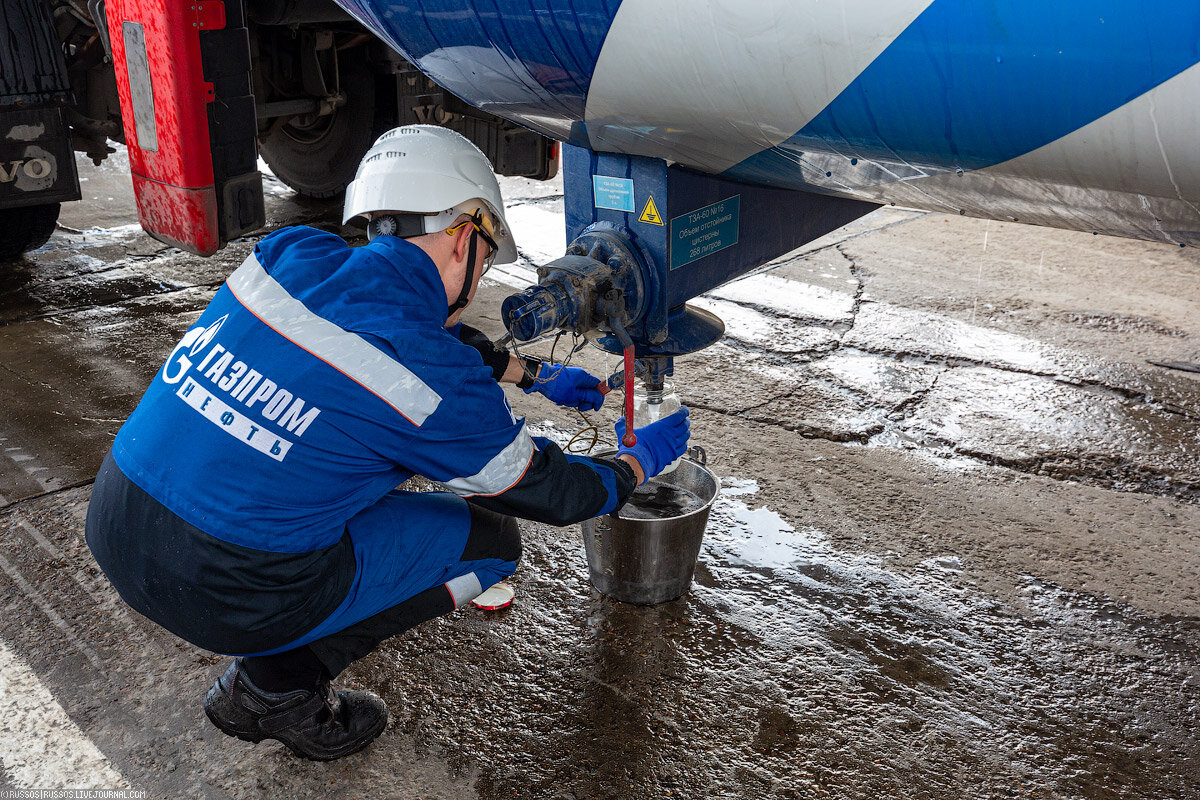 Действие на аэродроме. Топливозаправщик Газпромнефть Аэро. Газпромнефть Аэро Шереметьево ГСМ. Керосин авиационный Газпромнефть. Тупиков Максим Газпромнефть Аэро.