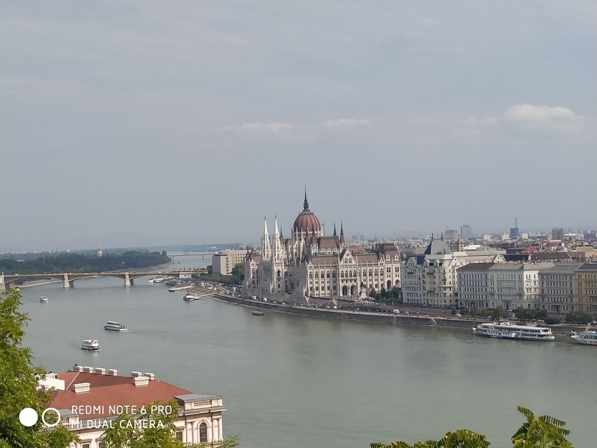 Вид на Дунай и Парламент Венгрии с одного из многочисленных холмов Буды