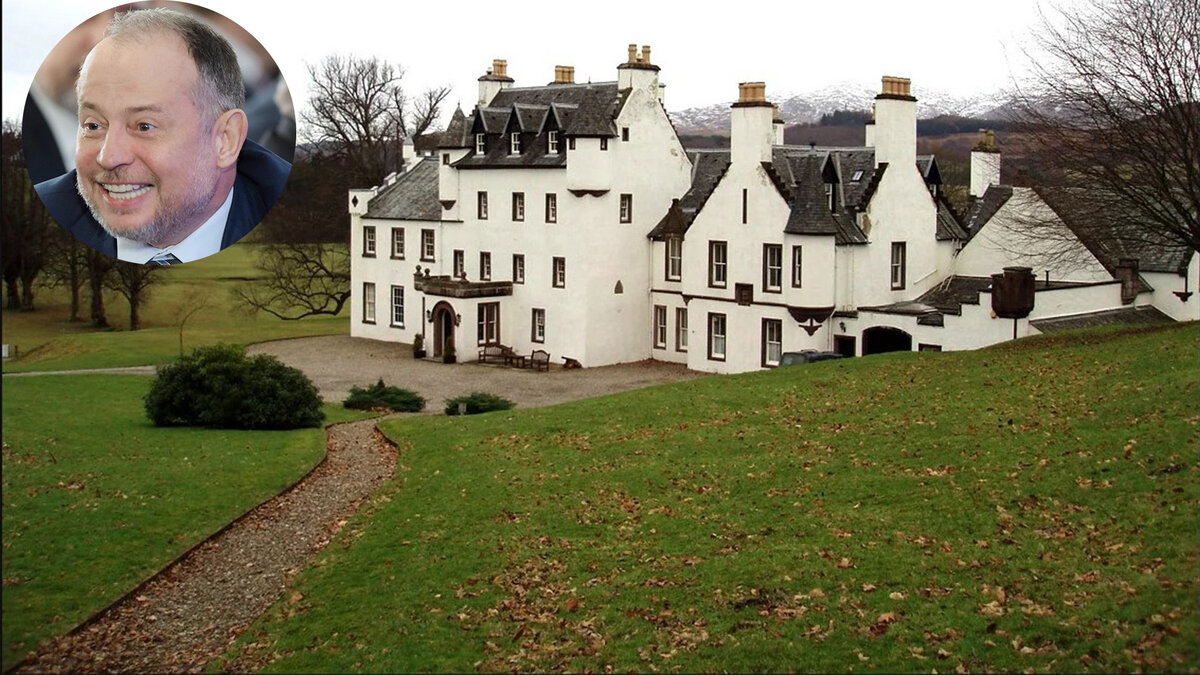 13 спален с ванными, комната для бильярда, конюшни, что ещё надо для счастья?
