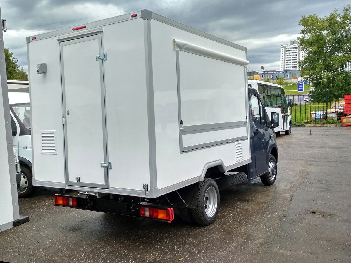 Типичная автолавка с витриной, генератором, кондиционером, умывальником, и холодильным оборудованием. Шасси - ГАЗель NEXT, над крышей установлен внешний блок кондиционера. Кондиционер можно установить накрышный, освобождая место под спойлер-обтекатель